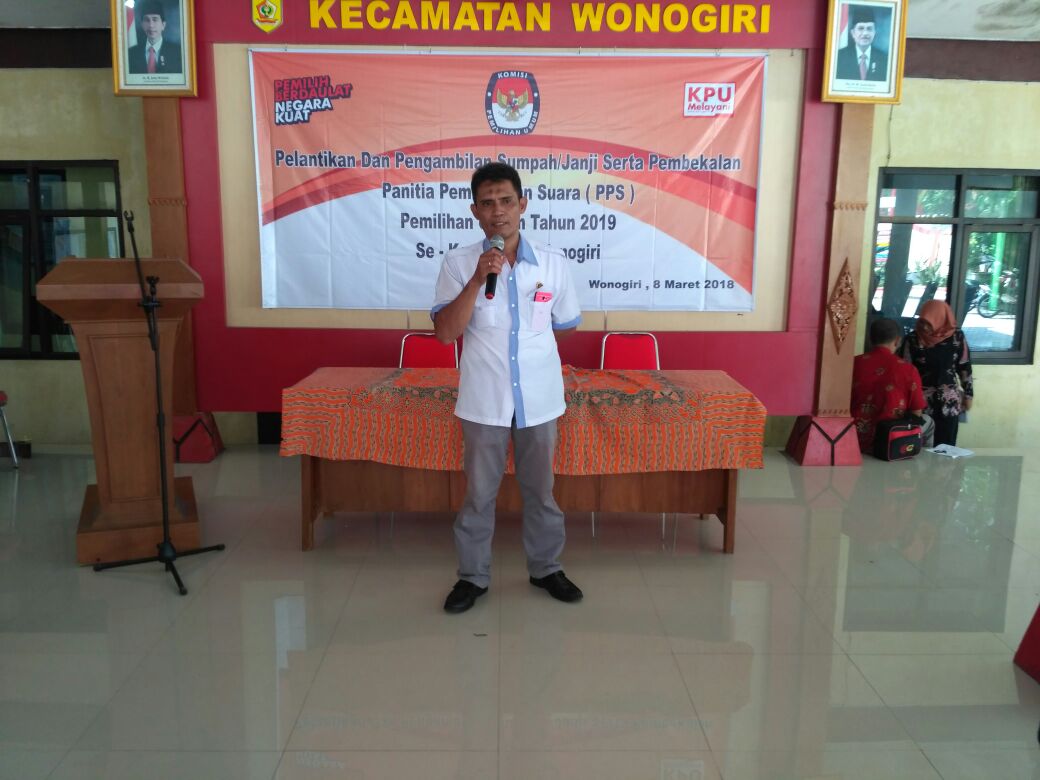 Pelantikan dan Pembekalan anggota PPS Pemilu Serentak Tahun 2019 di Pendopo Kecamatan Wonogiri (Foto : sendang-wonogiri.desa.id)